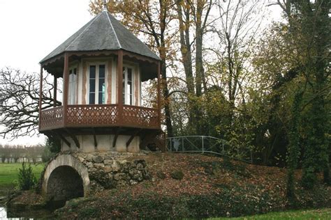 Le Pavillon des Fleurs à Quatre Saisons : Un Hommage Vibrant aux Cycles Naturels et à la Poésie Éphémère du Monde !