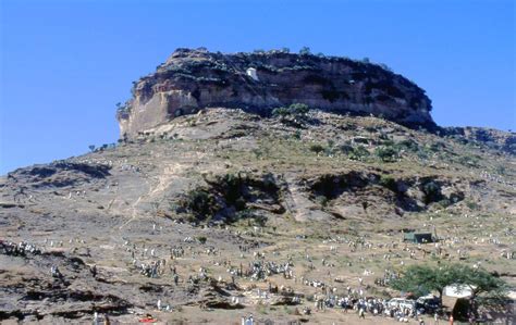   Le Monastère de Debre Damo! Un Trésor d'Art Axoumite Révélé par la Délicate Sculpture de Facade