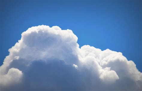  Le Nuage de la Paix : Une Évasion Mystique dans le Paysage