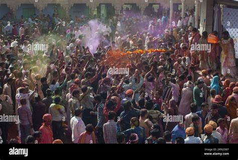 Le Panneau de Mathura: Une Explosion de couleurs vibrantes et une danse divine !