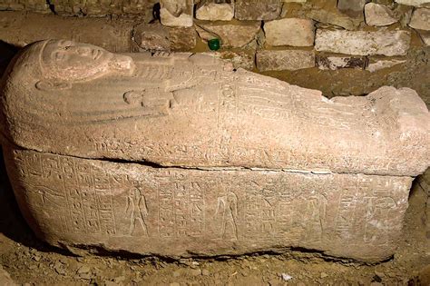 Le Sarcophage de Jean-Baptiste : Une Ode au Départ dans la Vie Éternelle !