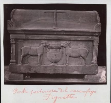  Le Sarcophage de la Famille Ulpia: Une Exploration des Mystères de la Mort et de l'Immortalité !