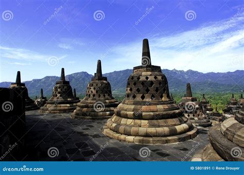 Le Temple de Borobudur! Une Explosion Symbolique du Bouddhisme Mahayana