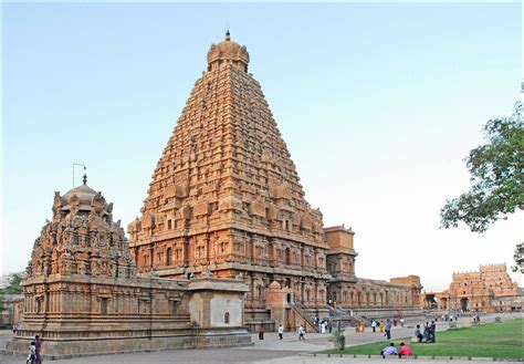 Le Temple de Lakshmana à Thanjavur! Un joyau architectural en pierre et bronze!