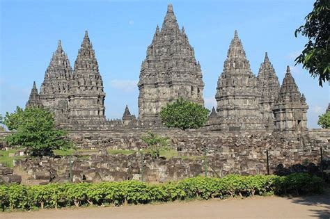  Le Temple de Prambanan: Une Ode Sculpturale à la Magnificence Divine!