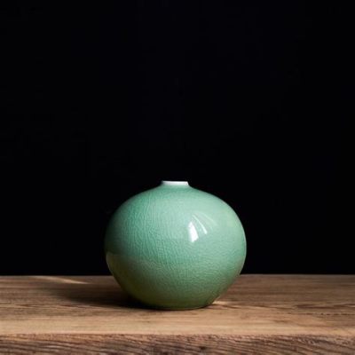 Le Vase en Céramique Celadon aux Motifs de Fleur de Lotus – Une Étude sur le Rêve et la Réalité dans l'Art Malaisien du VIIIe Siècle!